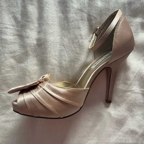 Elegant Gold Bow Nina Heels - Picture 5 of 10